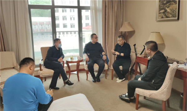 山東科技大學(xué)實(shí)用礦山壓力研究中心主任石永奎教授、郝建博士應邀赴龍煤雙鴨山礦業(yè)集團進(jìn)行技術(shù)交流